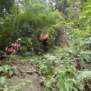 Obtížné spouštění raftu k Asahanu.