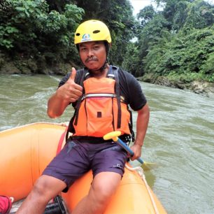 Tenhle guide se o nás postaral na Asahanu. Svoji řeku zná dokonale.