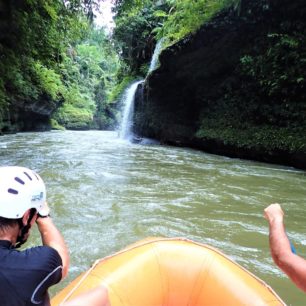 Do soutěsky Asahanu padá mnoho vodopádů.