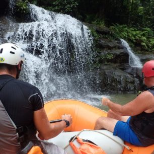Do soutěsky Asahanu padá mnoho vodopádů.