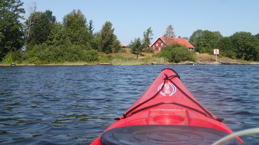 Na mnoha ostrůvcích lze potkat rekreační chaty.