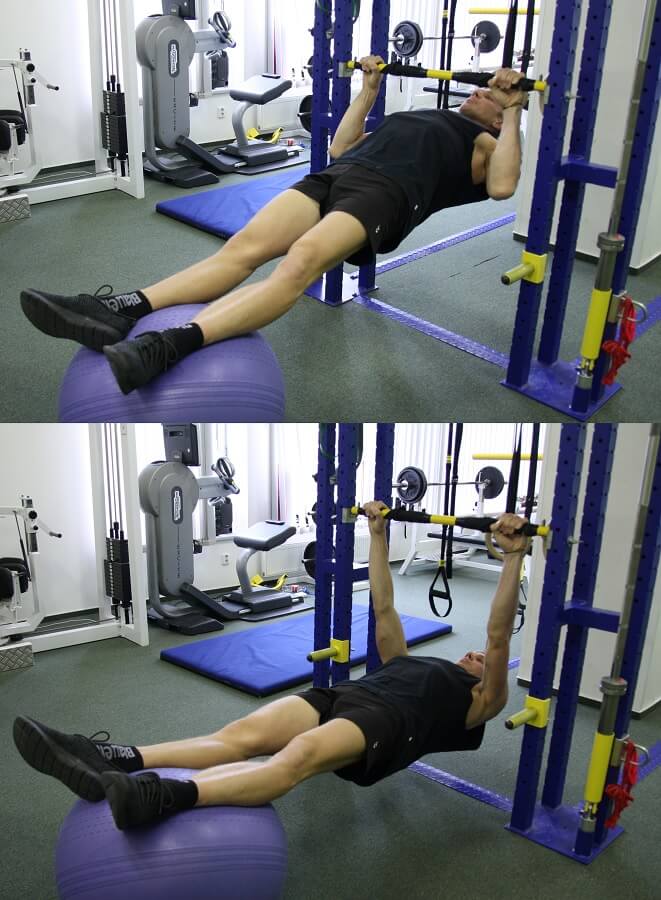 Přítahy na hrazdě s nohama na gymballu