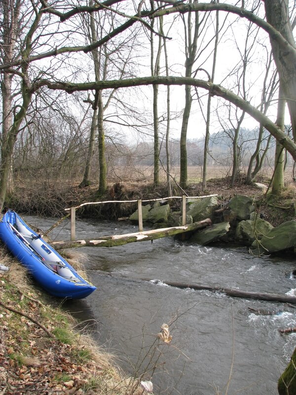 Nízká lávka v polích nad Dolní Libinou.