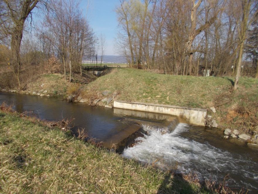 Nizký stupeň mezi jezem a mostem u Šumvaldu (ř. km 28,53).