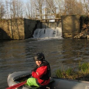 Pod jezem tzv. Valchy, nyní areál Tekro (ř. km 25,7).