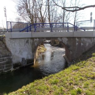 Silniční most v okraji Šumvaldu (ř. km 28,3).