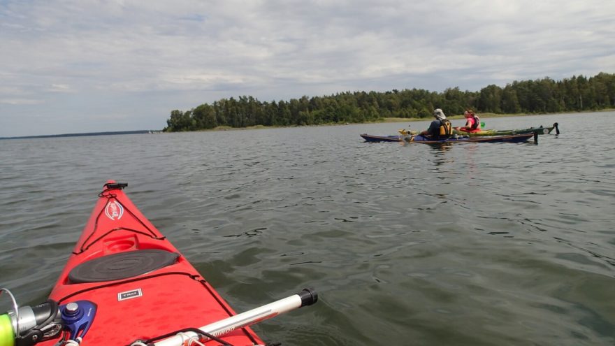 Jezero je plné ostrůvků.