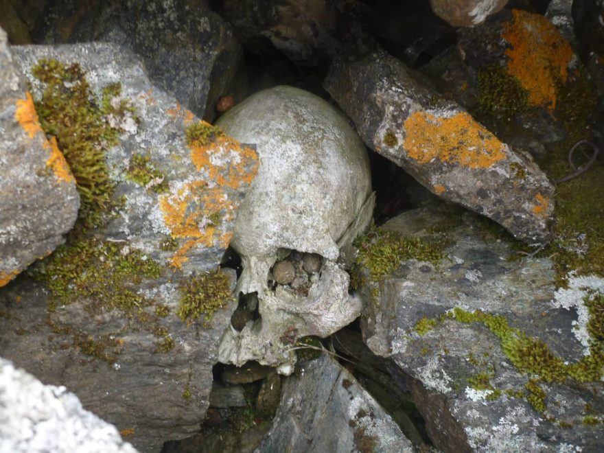 Takovýchto míst s lidskými kostmi je zde u řeky spousta.