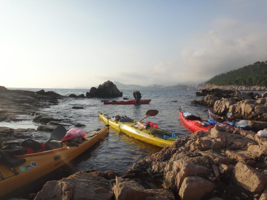 Skalní plotny ostrova Lokrum.