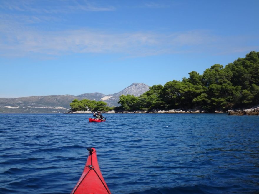 Zelené břehy ostrova Jakljan.