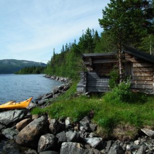Přístřešek u jezera Ottsjön.