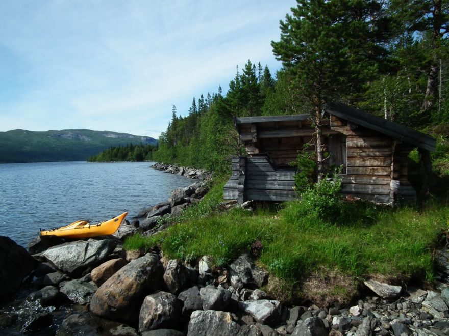 Přístřešek u jezera Ottsjön.