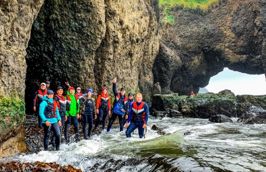 V některých místech dokáže být pobřeží pěkně členité a divoké.