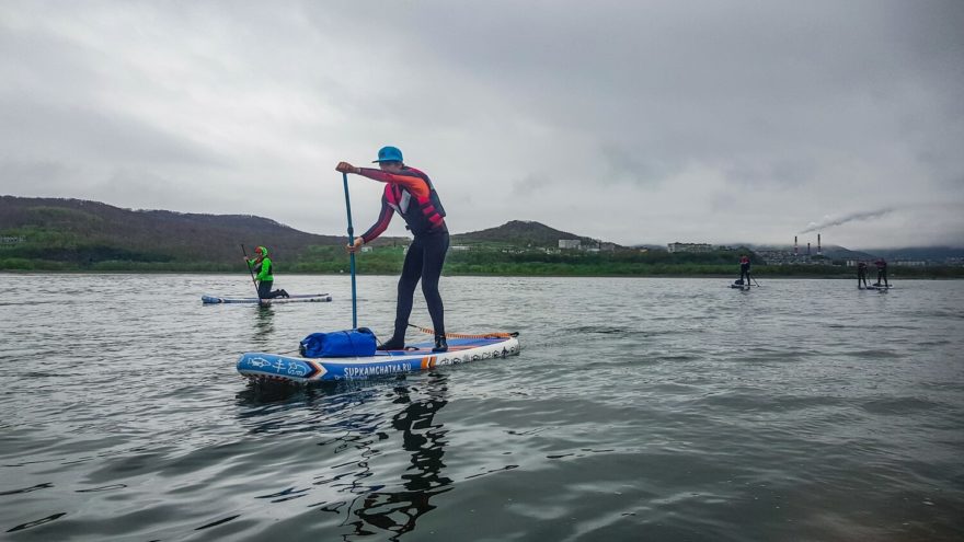 Známky civilizace nám rychle mizí za zády.