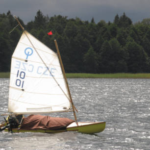 I klasickou kanoi Malši lze upravit pro plachtění, jízdu s motorem a spaní na vodě.