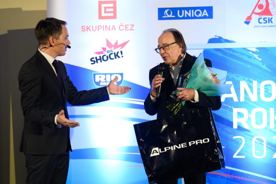 Převzteí ceny Osobnost vodní turistiky při galavečeru Kanoista roku 2022. / F: Vlastimil Vacek