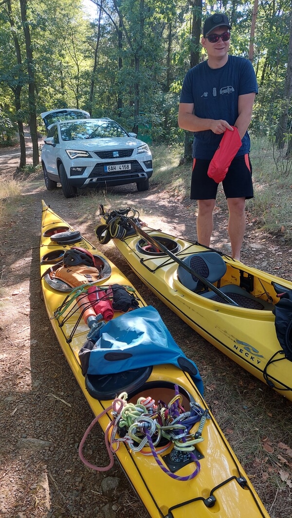 Lezecký materiál není obvyklé vybavení do seakajaku.