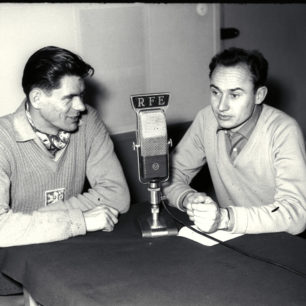Milo (vlevo) při rozhovoru pro rádio Svobodná Evropa v roce 1954.
