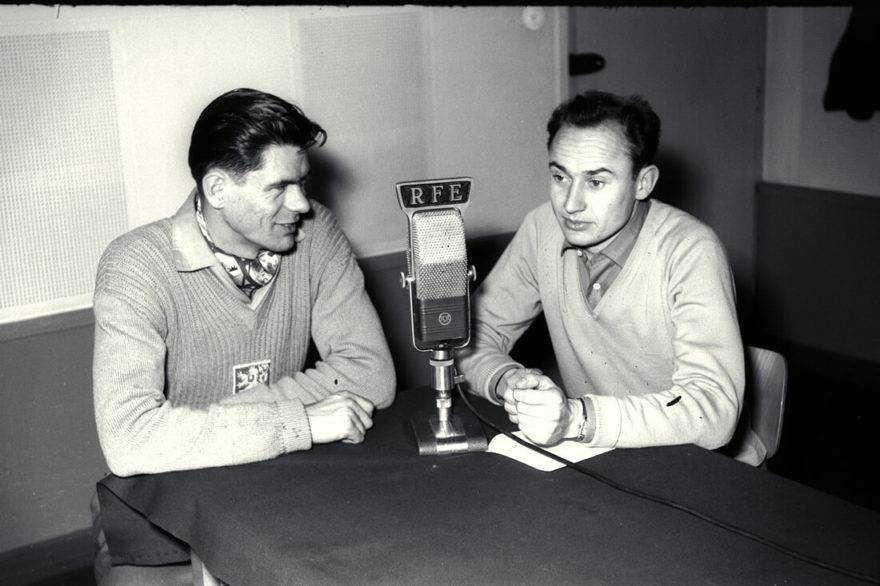 Milo (vlevo) při rozhovoru pro rádio Svobodná Evropa v roce 1954.