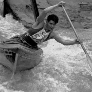 Na závodech v německém Marburgu v září 1955.
