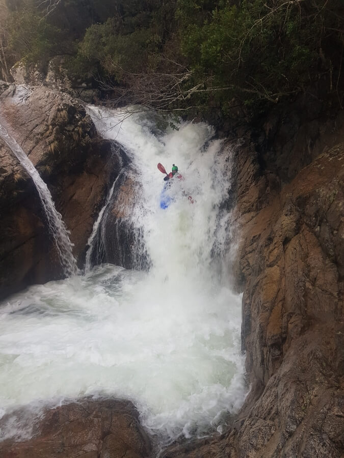 Rozvodněná a Codi a boof na vodopádu do zatáčky.