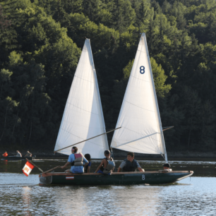 V některých oddílech se plachtí na dvojstěžnících domácí výroby.