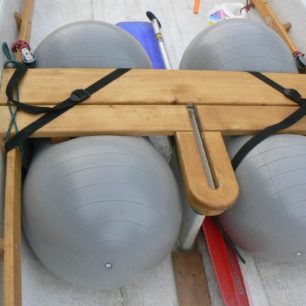 Zabezpečení lodi proti potopení umístěním gymnastických míčů pod prostřední lavičku.
