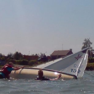 Znovu postavení převržené lodi.