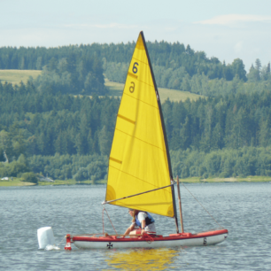 30 let stará Vertexka oplachtěná 5 m2 starou wind surfovou plachtou.