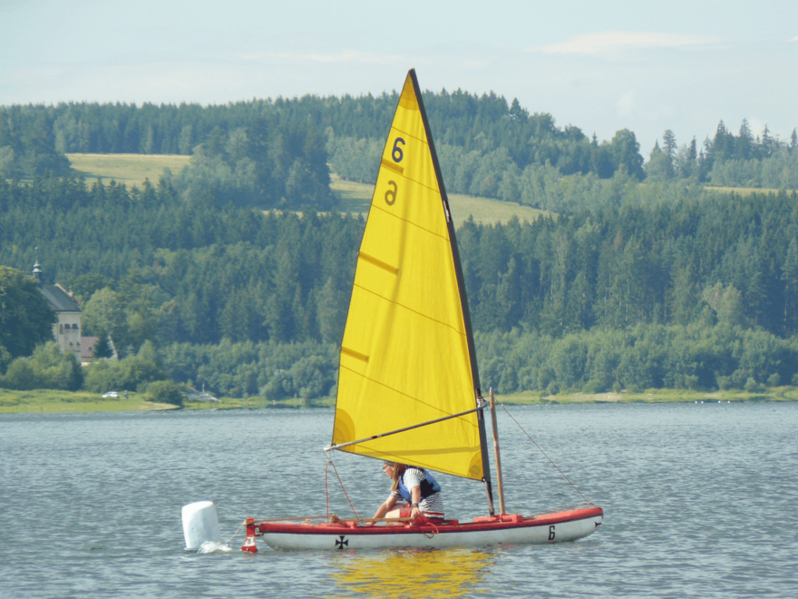 30 let stará Vertexka oplachtěná 5 m2 starou wind surfovou plachtou.