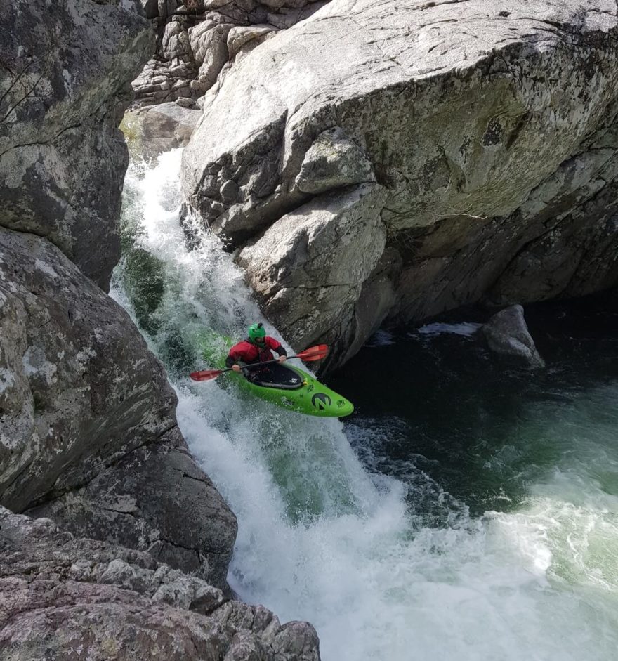Ukázkový boof na peřeji zvané Raketa, horní Fiume Orbo.