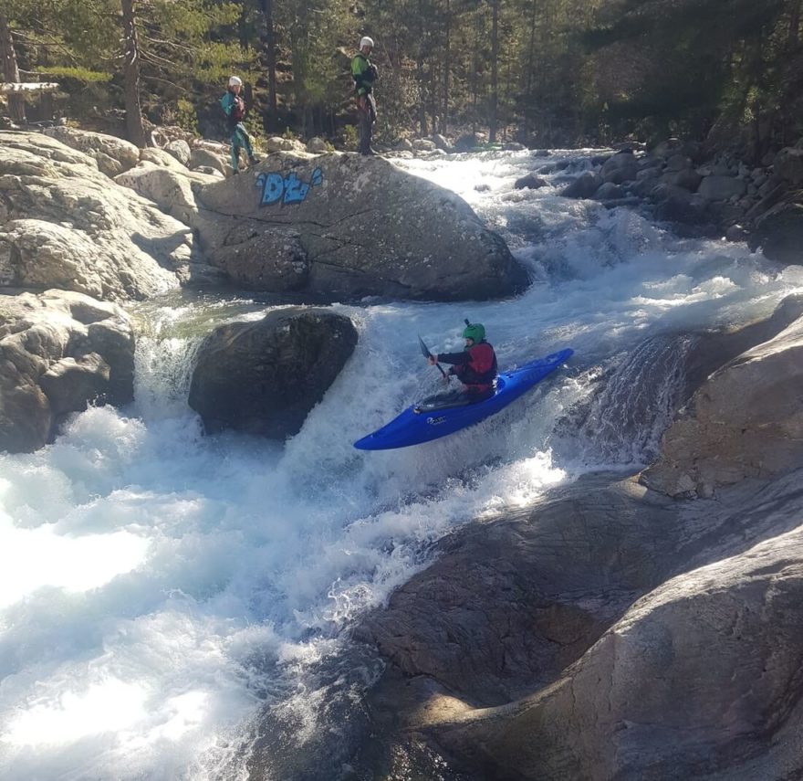 Ukázkový boof v esíčku na horním Golu.