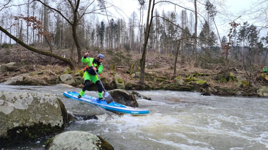 Zábavné průjezdy mezi kameny.