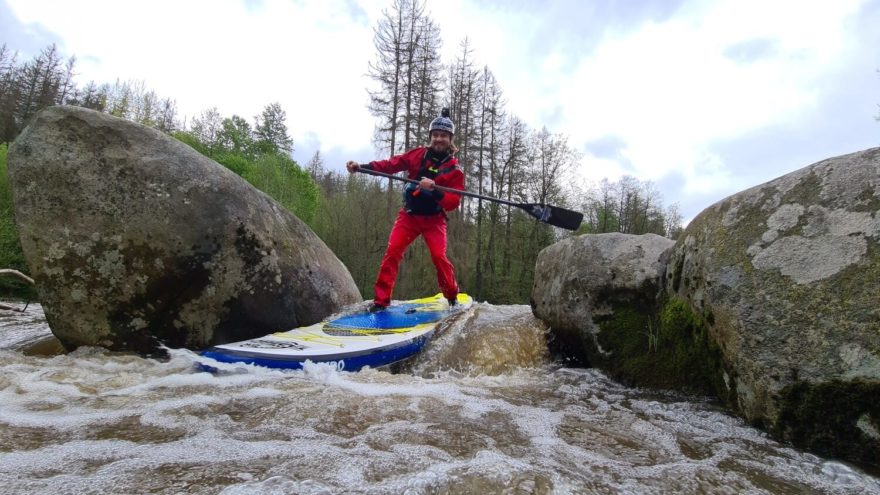 Zábavné průjezdy mezi kameny.