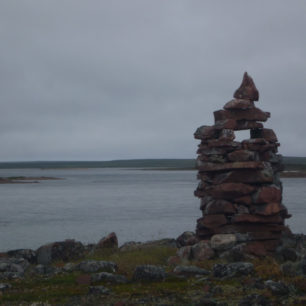 Poslední úsek před Baker Lake je lemován Inukshuky – kamennými mužíky starými i několik set let.