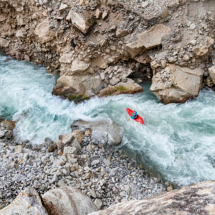 Řeku Tsarap Chu v indickém Ladakhu jela Nouria sólo / F: Ali Bharmal / Red Bull Content Pool