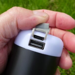 Konektory pro nabíjení (USB-C) a funkci powerbanky (USB) jsou kryté měkkou gumou.