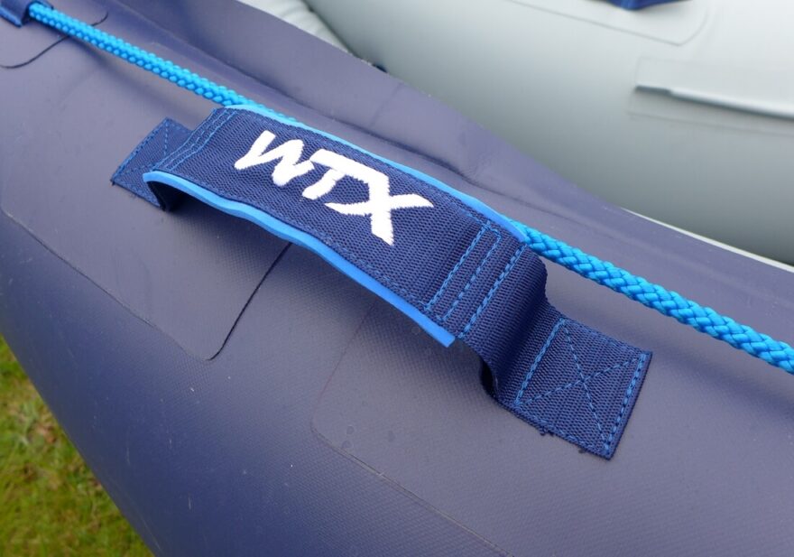 Na bocích lodi jsou polstrovaná madla ze širokého popruhu velmi pohodlná do ruky.