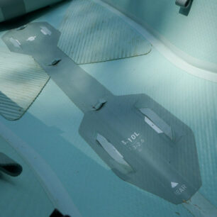 Dno kánoe nabízí mnoho oček k upevnění bagáže.