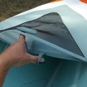 Síťka pro uložení drobností v přední palubě.