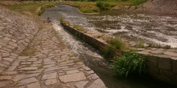 Posunutá oprava jezu Dobroslavice na řece Opavě