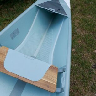 Před oběma sedačkami je prostikluzová plocha.