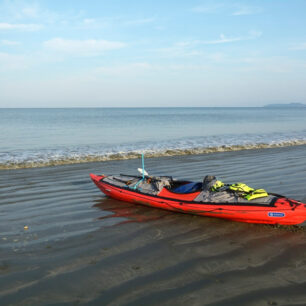 Moře se přílivem přiblížilo k naloženému kajaku a je čas vyplout.