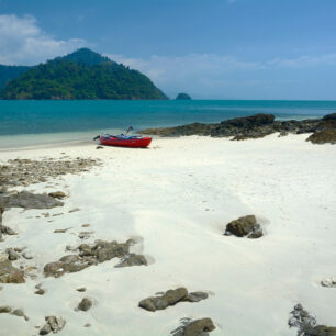 U některých ostrůvků se za odlivu vytvoří široké písečné pláže, zatímco jiné lemují ostré skály.