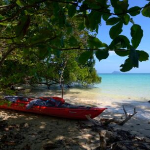 Při maximálním přílivu je skoro celá pláž pod vodou.