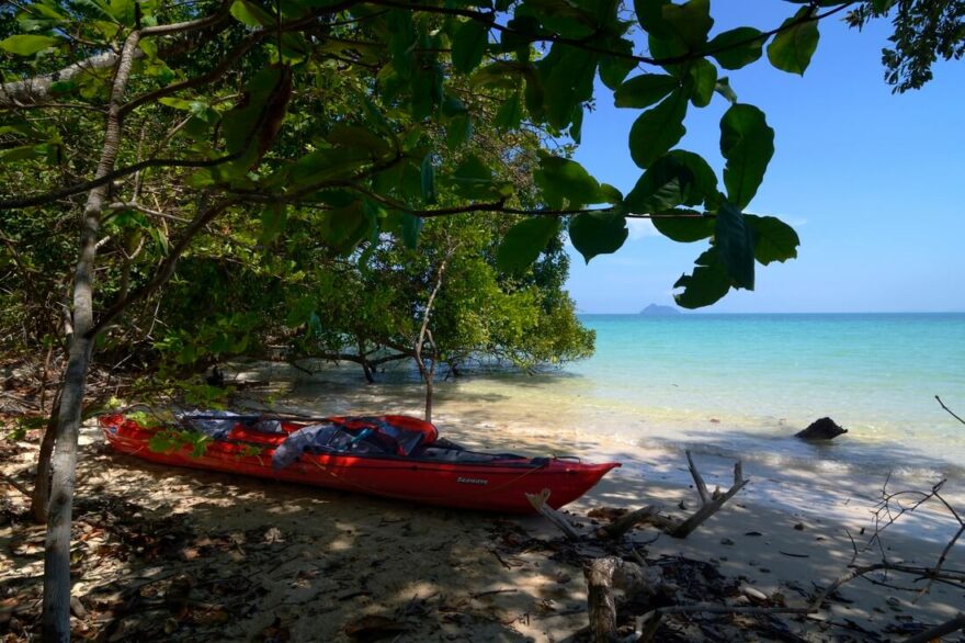 Při maximálním přílivu je skoro celá pláž pod vodou.