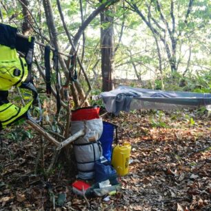 Nocleh v lese, pár metrů od pláže.