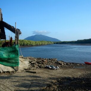 Poslední zastávka v rybářském přístavu ukrytém hluboko v mangrovovém porostu.