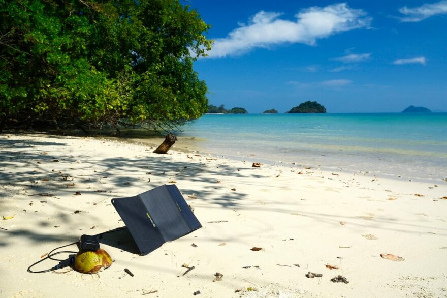 Vypadá to skoro jako reklama na solární elektrárnu, ale v této oblasti bez infrastruktury to je nezbytnost.