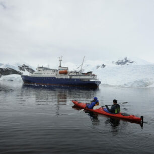 Z výpravy na Antarktidu, kde kombinoval pěší a vodácký program.